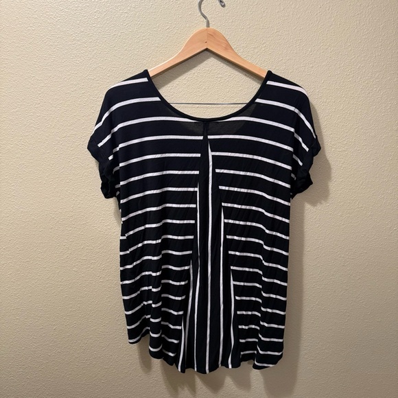 Women’s Medium Cable & Gauge Black White Striped Hi-Low Cap Sleeve Top - Picture 7 of 11